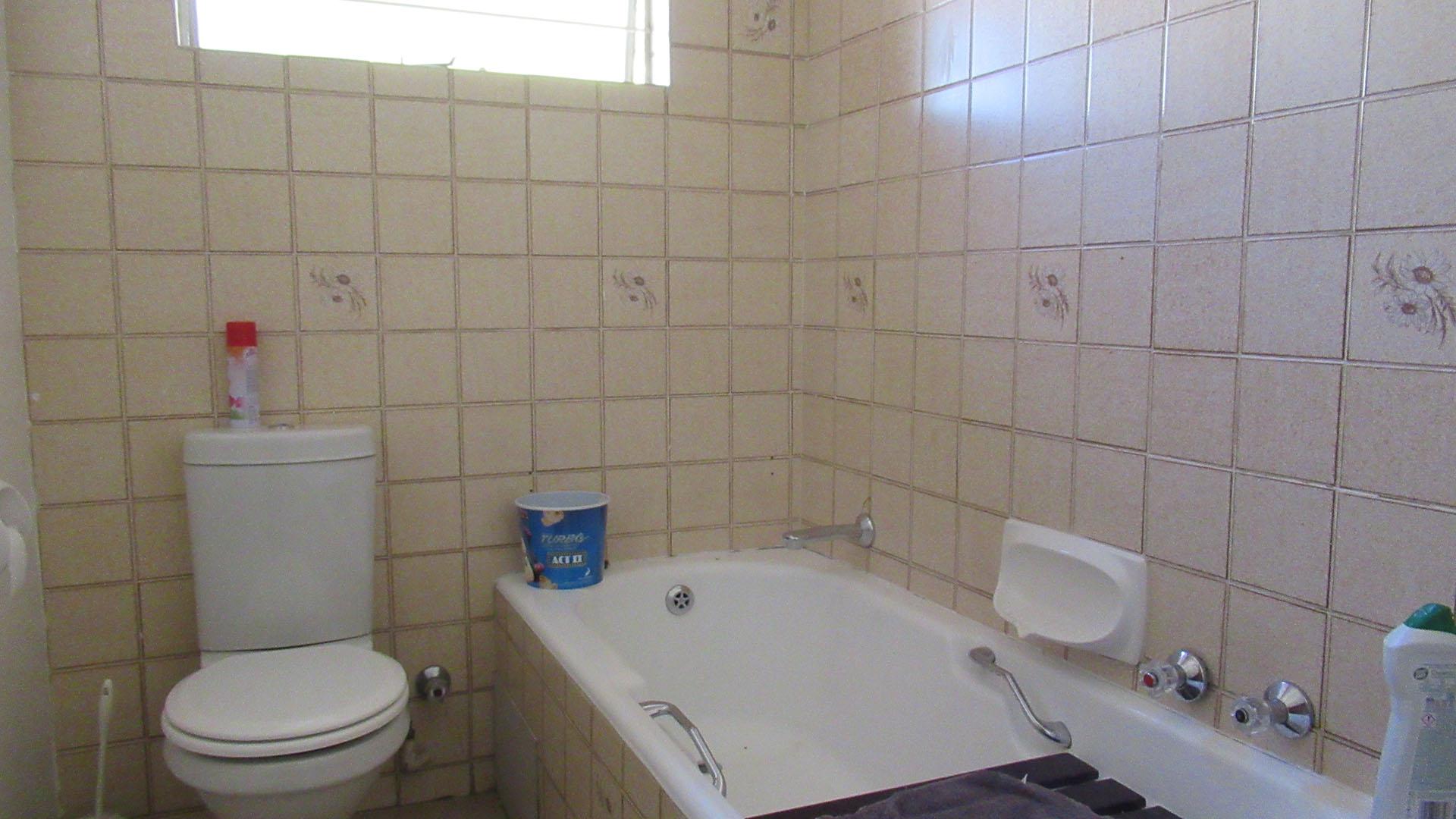 Bathroom 1 - 3 square meters of property in Corlett Gardens