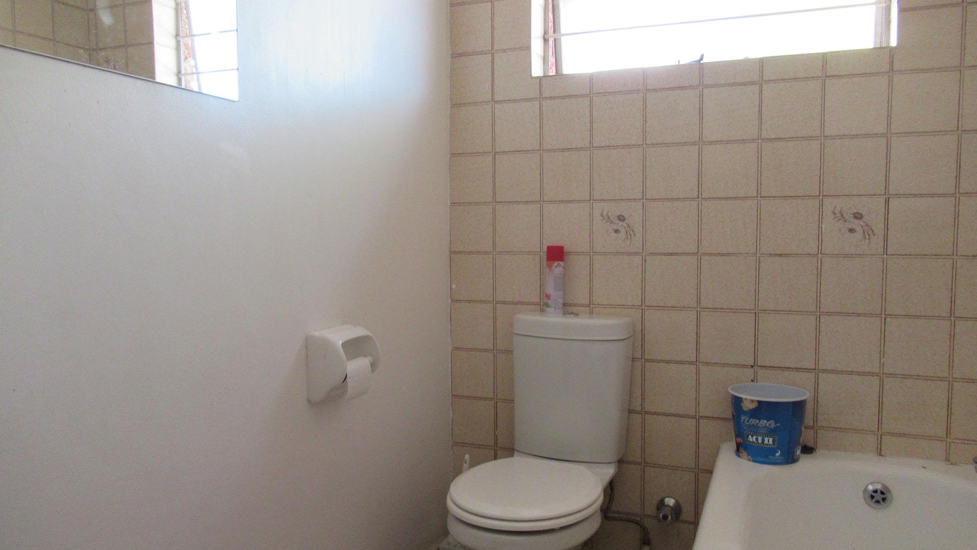 Bathroom 2 - 7 square meters of property in Corlett Gardens