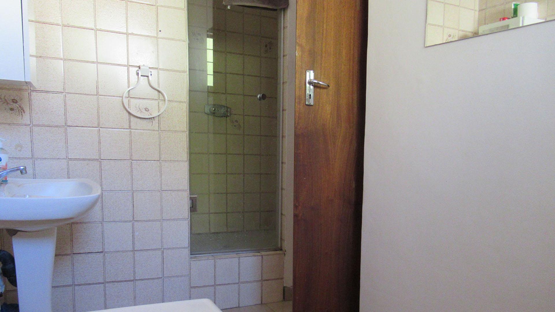 Bathroom 2 - 7 square meters of property in Corlett Gardens