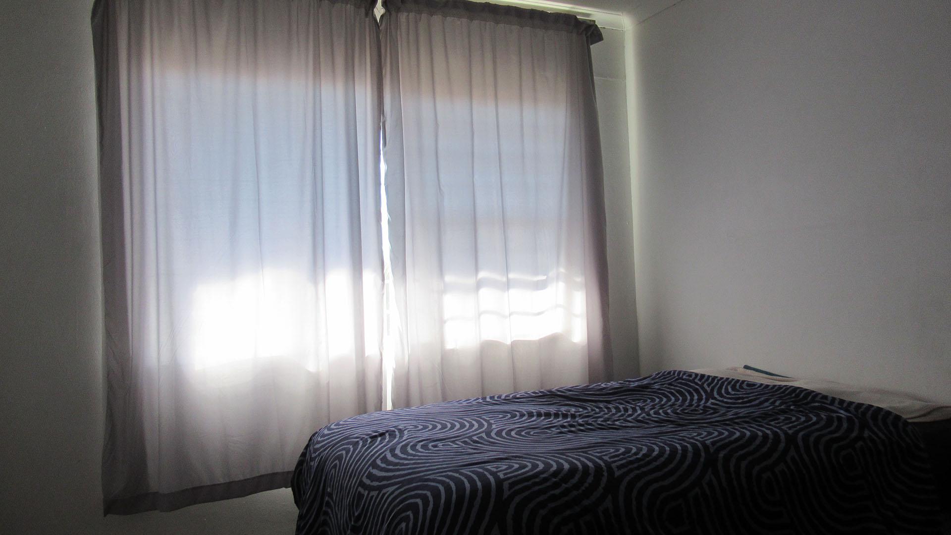 Bed Room 1 - 14 square meters of property in Corlett Gardens