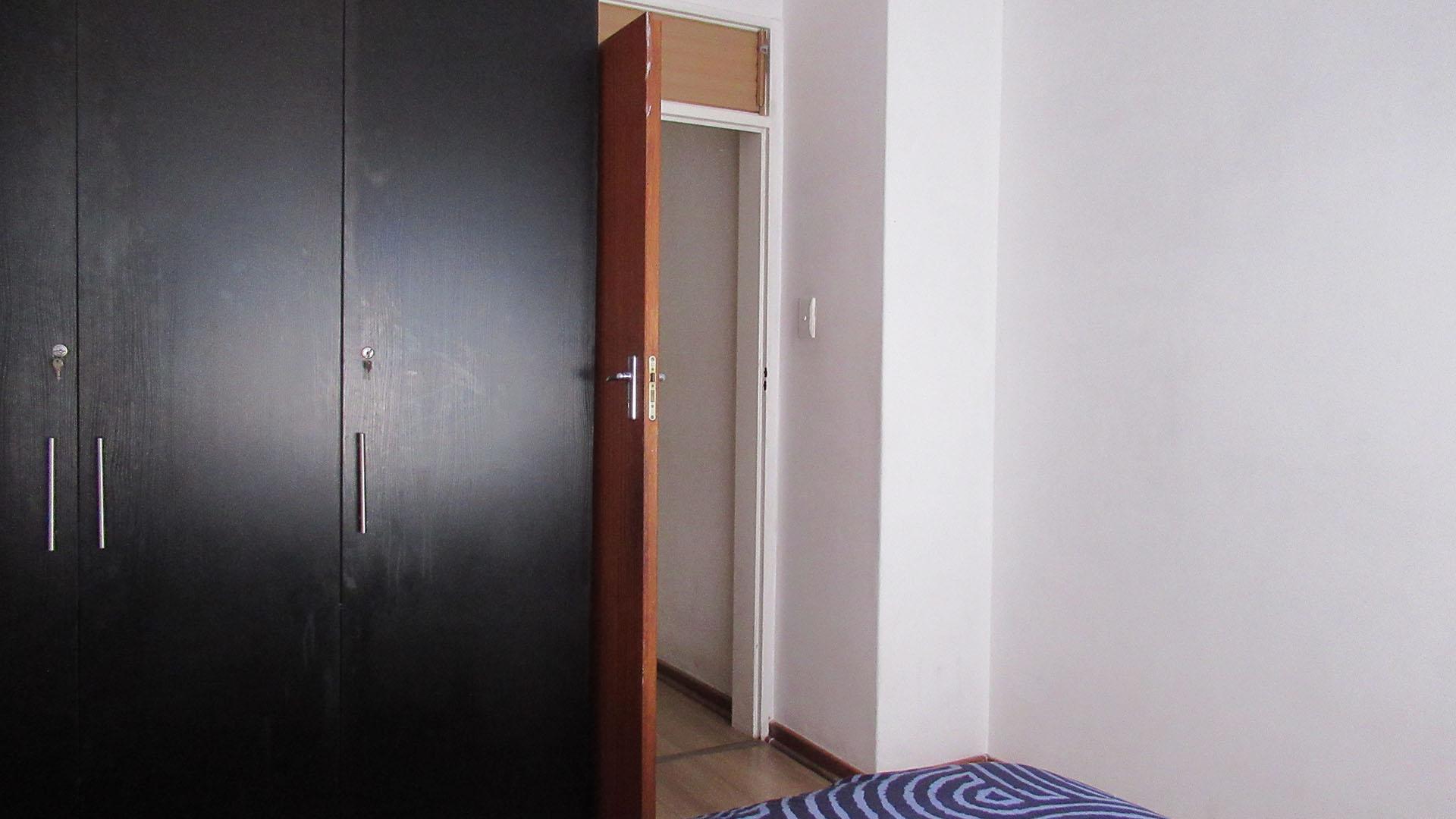 Bed Room 1 - 14 square meters of property in Corlett Gardens