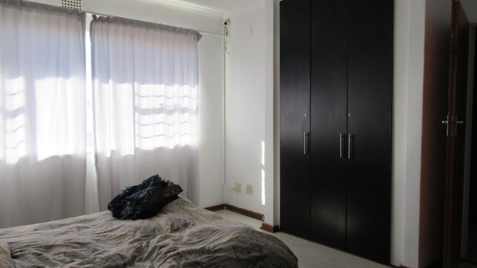 Main Bedroom - 19 square meters of property in Corlett Gardens