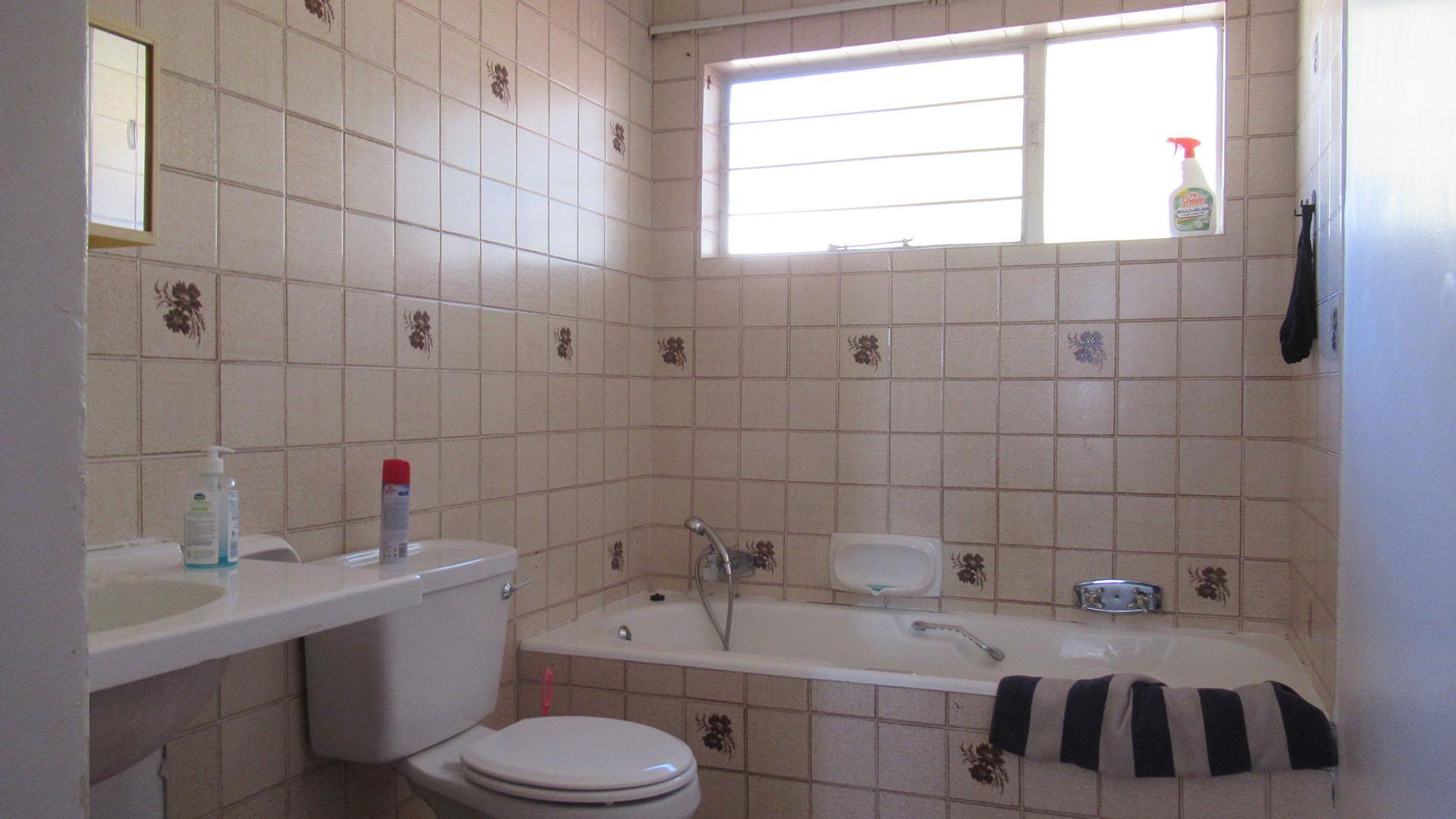Main Bathroom - 7 square meters of property in Corlett Gardens
