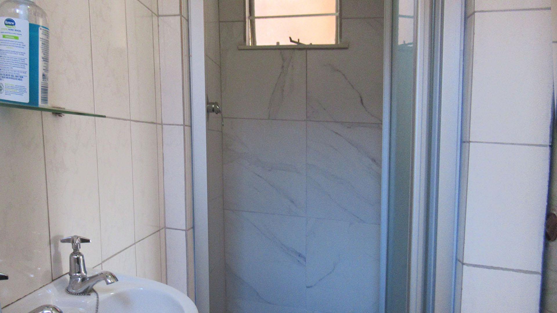 Bathroom 1 - 3 square meters of property in Corlett Gardens