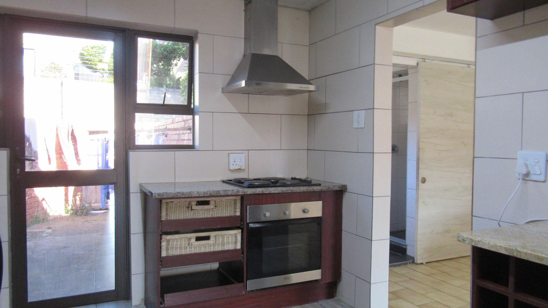 Kitchen - 14 square meters of property in Corlett Gardens