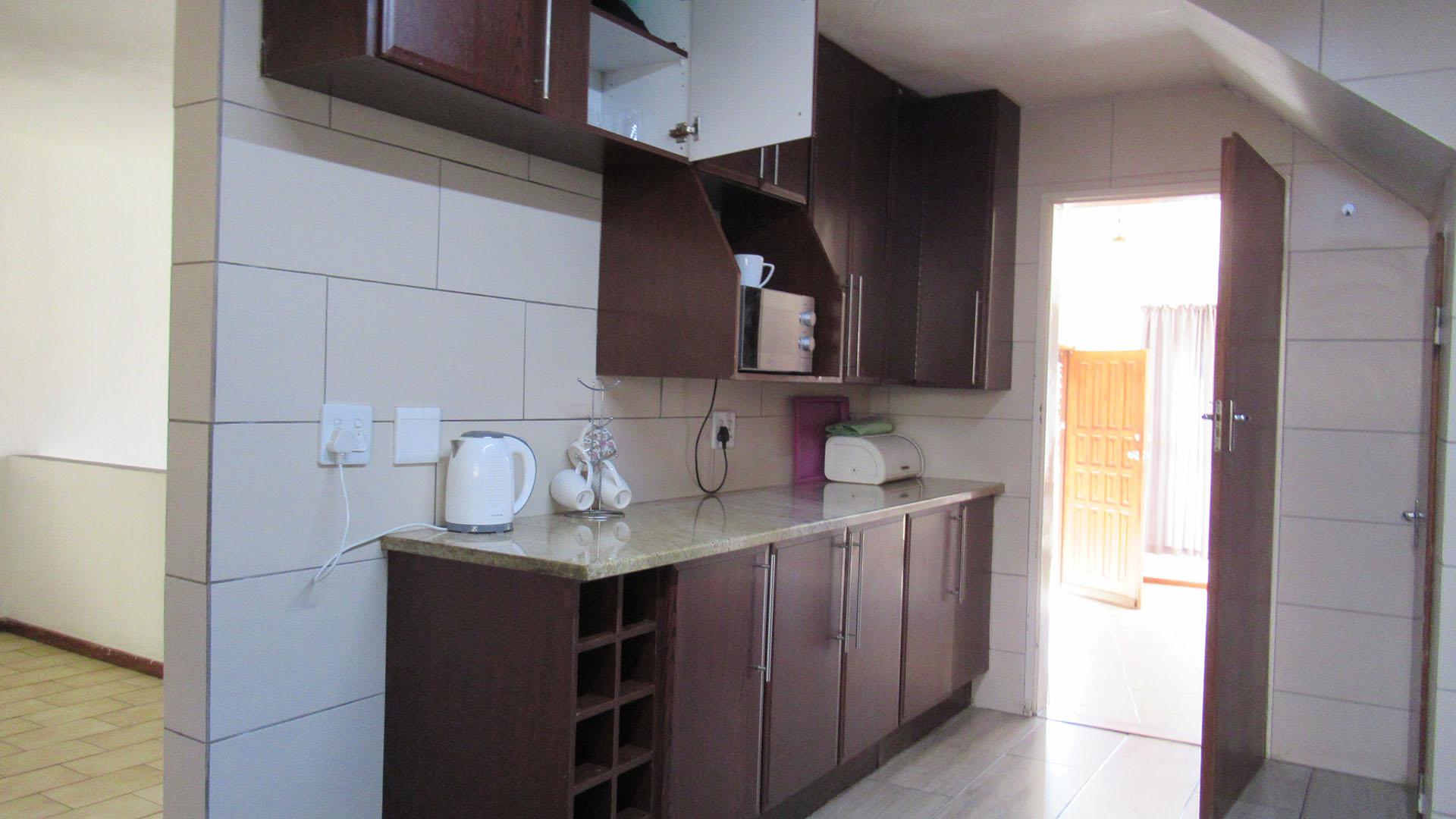 Kitchen - 14 square meters of property in Corlett Gardens