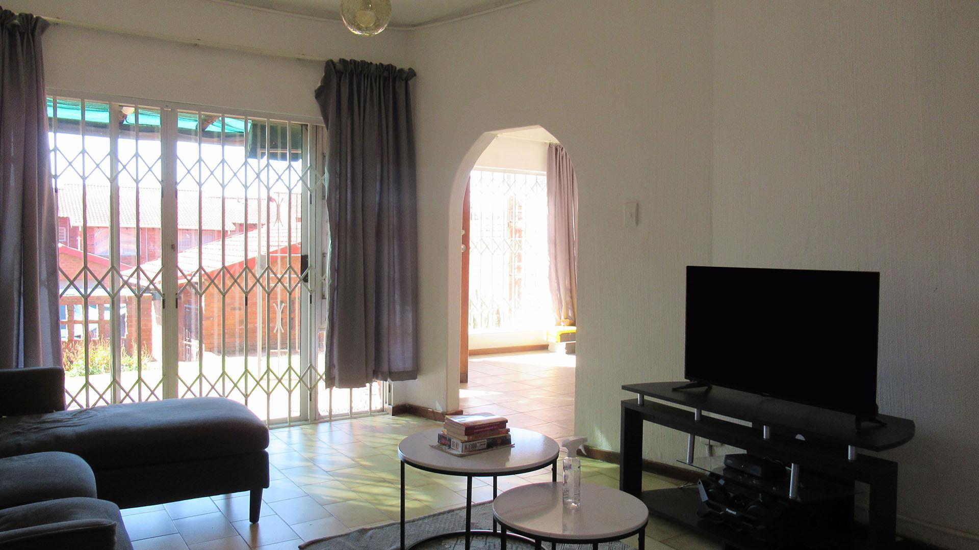 Lounges - 34 square meters of property in Corlett Gardens