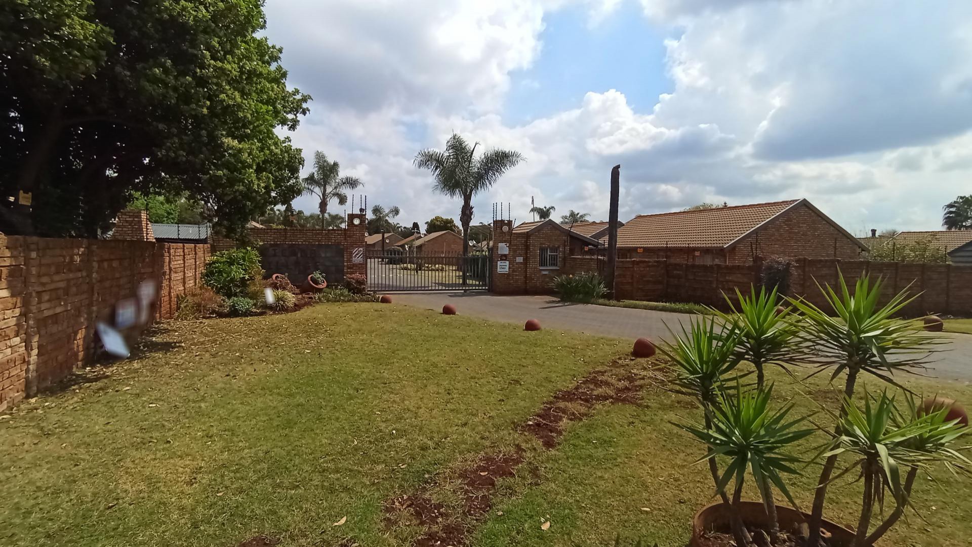 Front View of property in Rooihuiskraal North