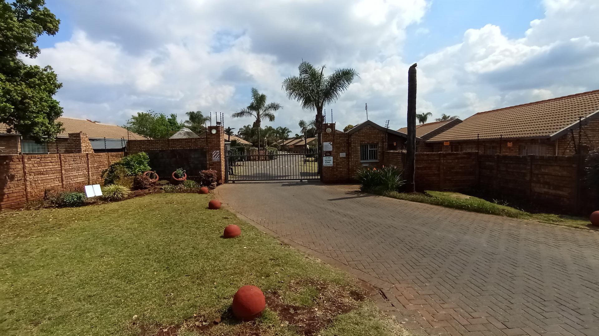 Front View of property in Rooihuiskraal North