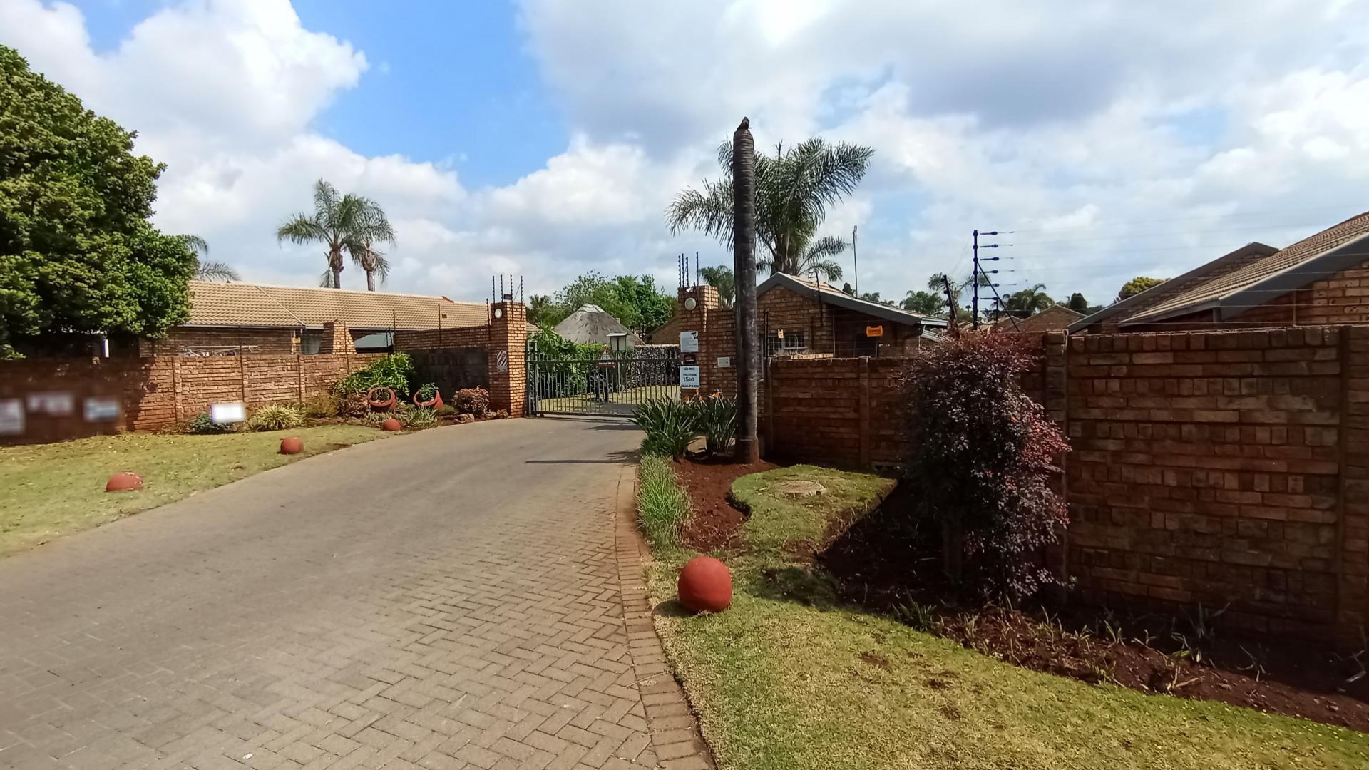 Front View of property in Rooihuiskraal North