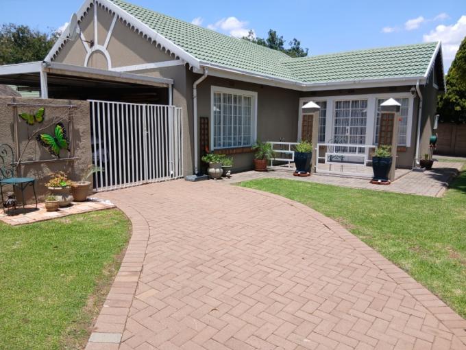 2 Bedroom House for Sale For Sale in Verwoerdpark - MR717241