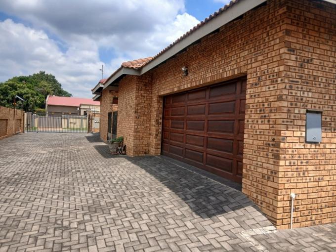 4 Bedroom Simplex for Sale For Sale in New Redruth - MR717262