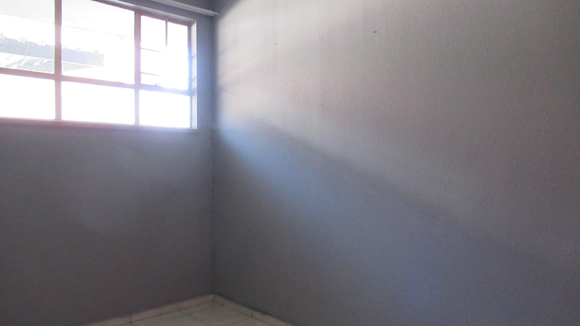 Bed Room 1 - 12 square meters of property in Impala Park