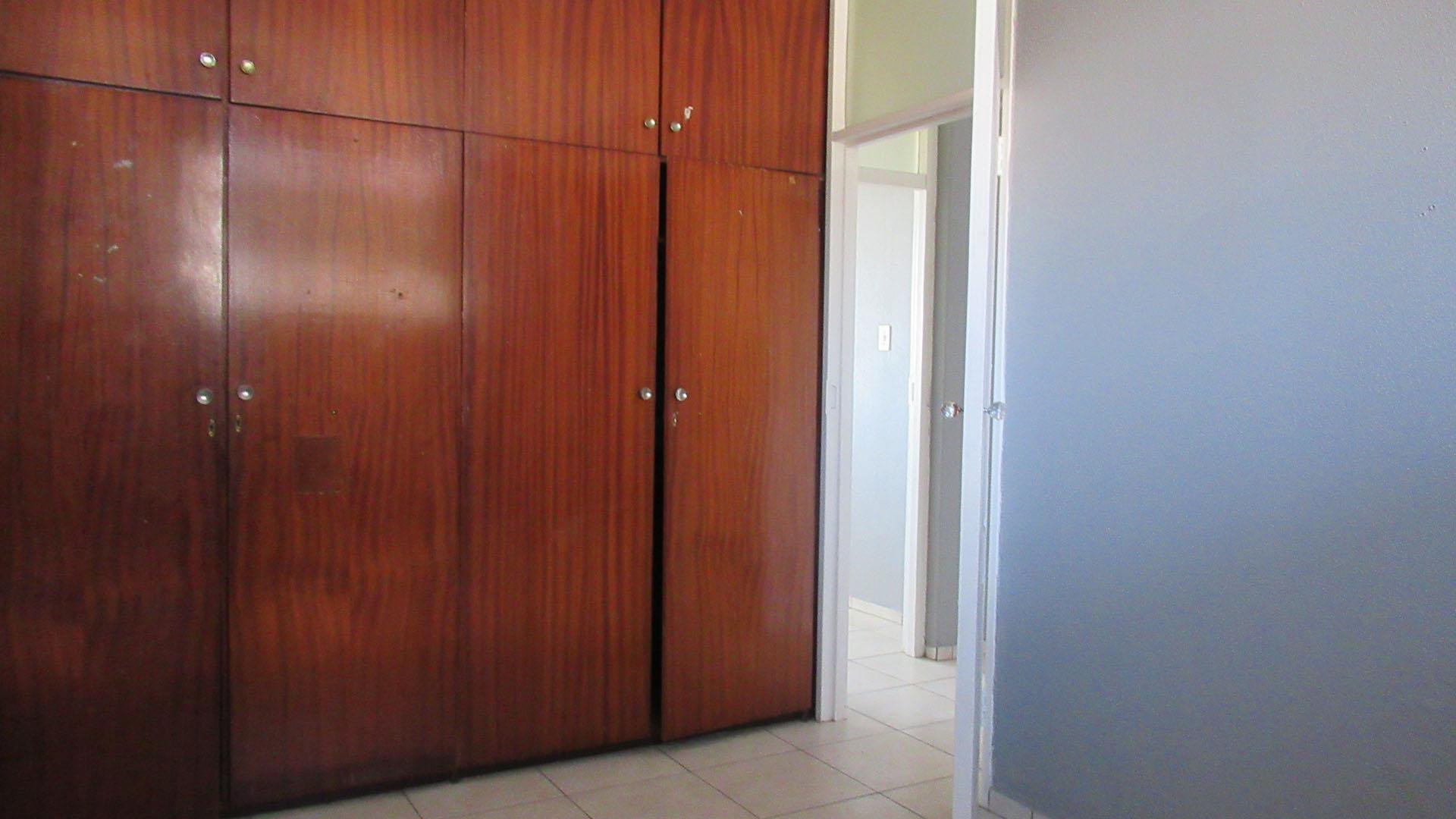 Bed Room 1 - 12 square meters of property in Impala Park