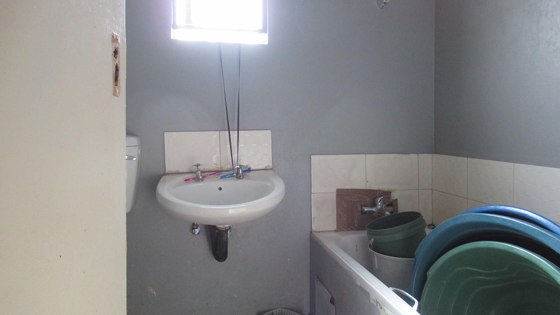 Bathroom 1 - 5 square meters of property in Savanna City