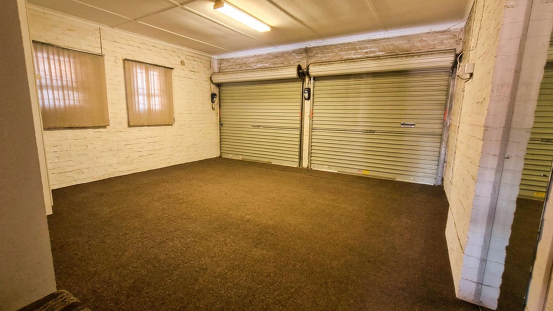Garage - 51 square meters of property in De Duin