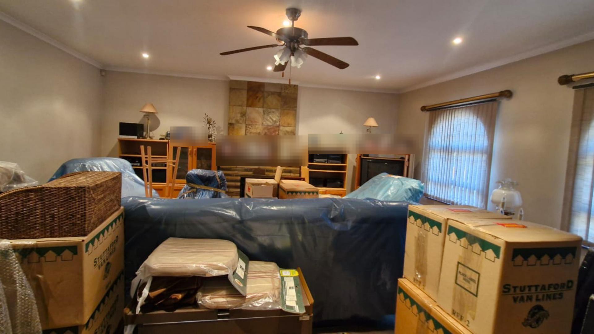 Lounges - 52 square meters of property in De Duin