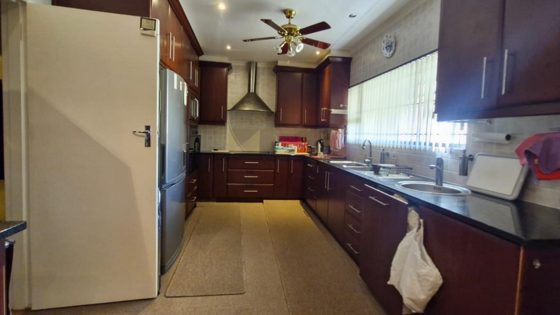 Kitchen - 41 square meters of property in De Duin
