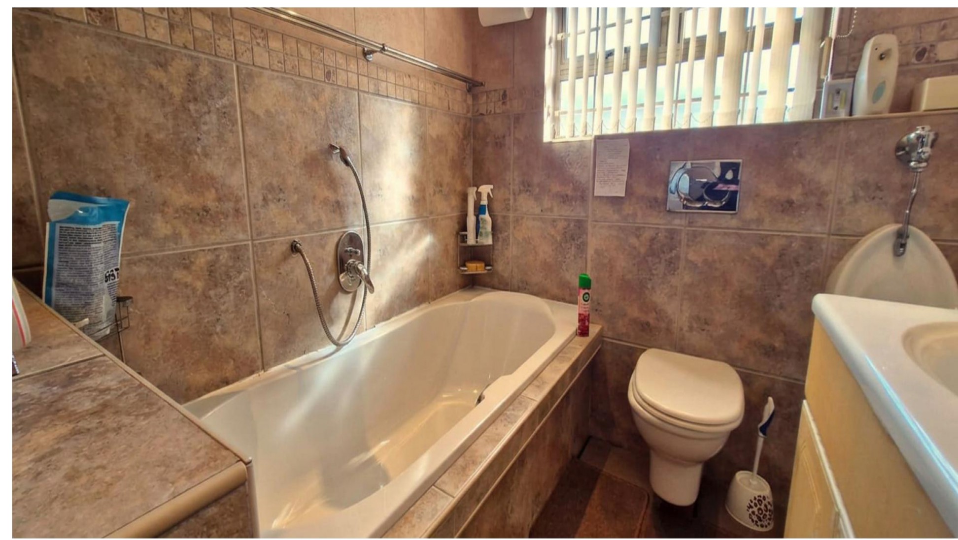 Bathroom 1 - 11 square meters of property in De Duin