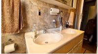 Bathroom 1 - 11 square meters of property in De Duin