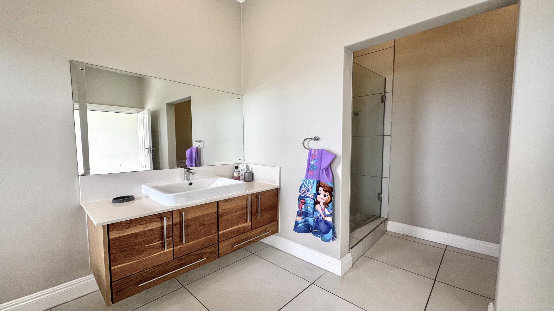 Bathroom 3+ of property in Blue Horizon Bay