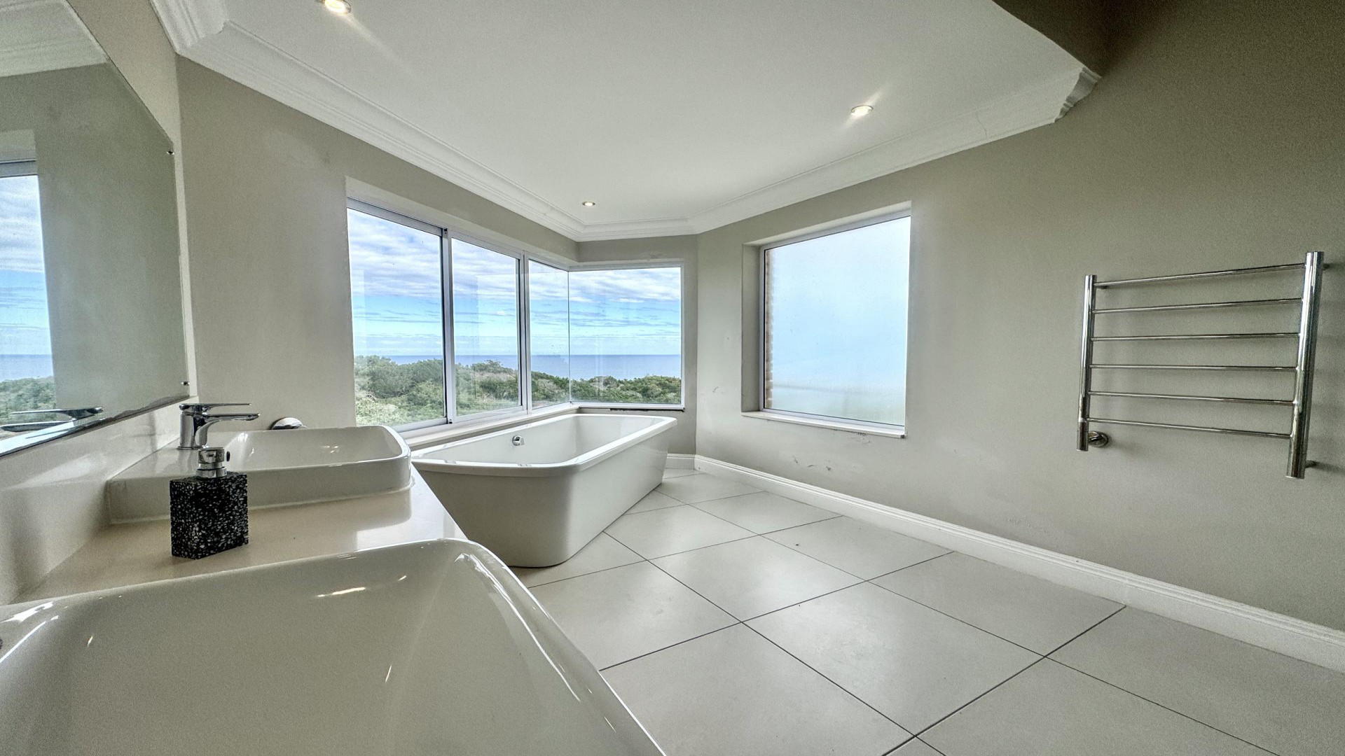 Bathroom 3+ of property in Blue Horizon Bay