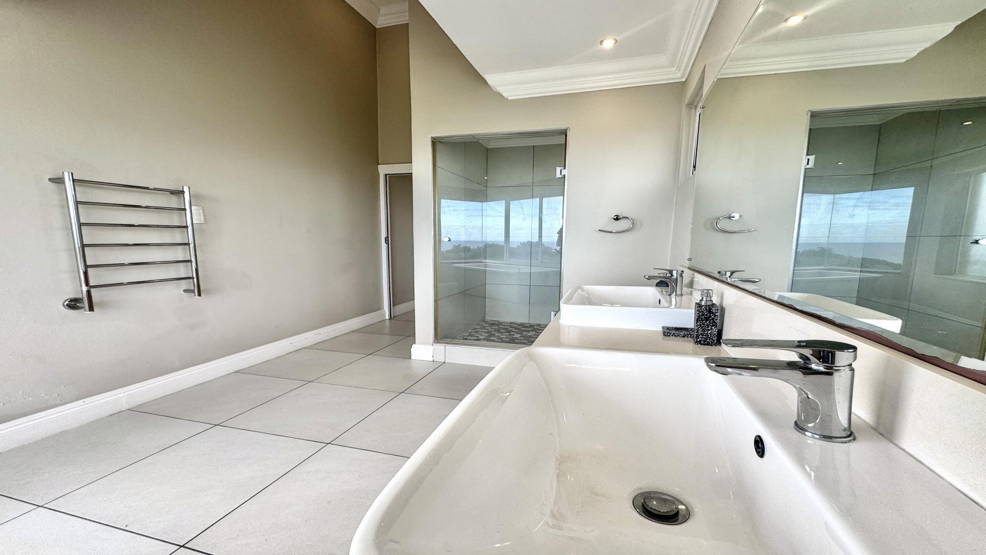 Bathroom 3+ of property in Blue Horizon Bay