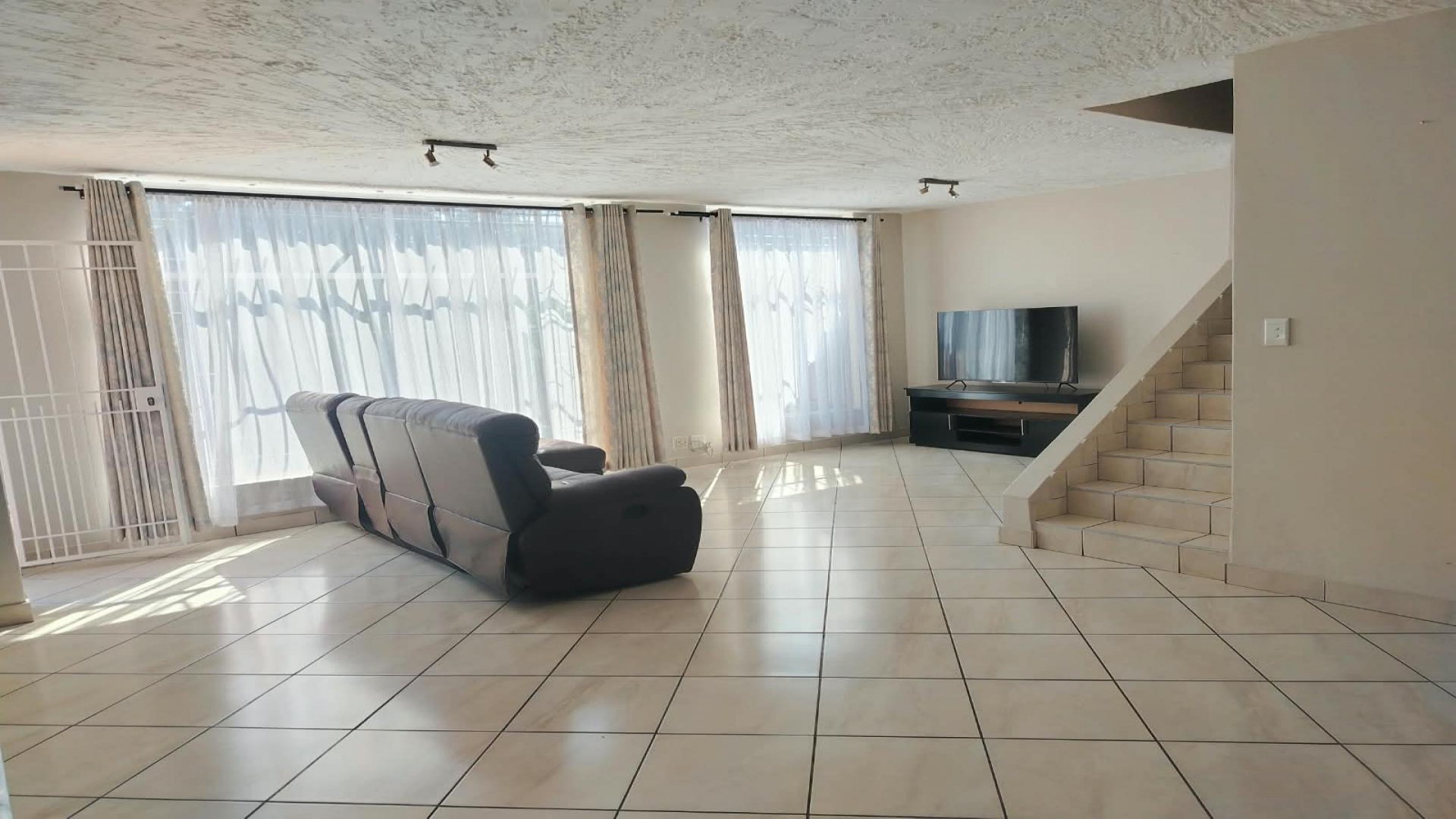 Lounges of property in Maroelana