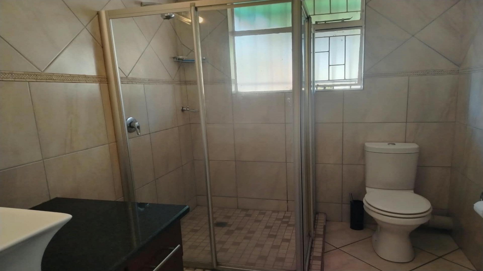 Bathroom 1 of property in Maroelana
