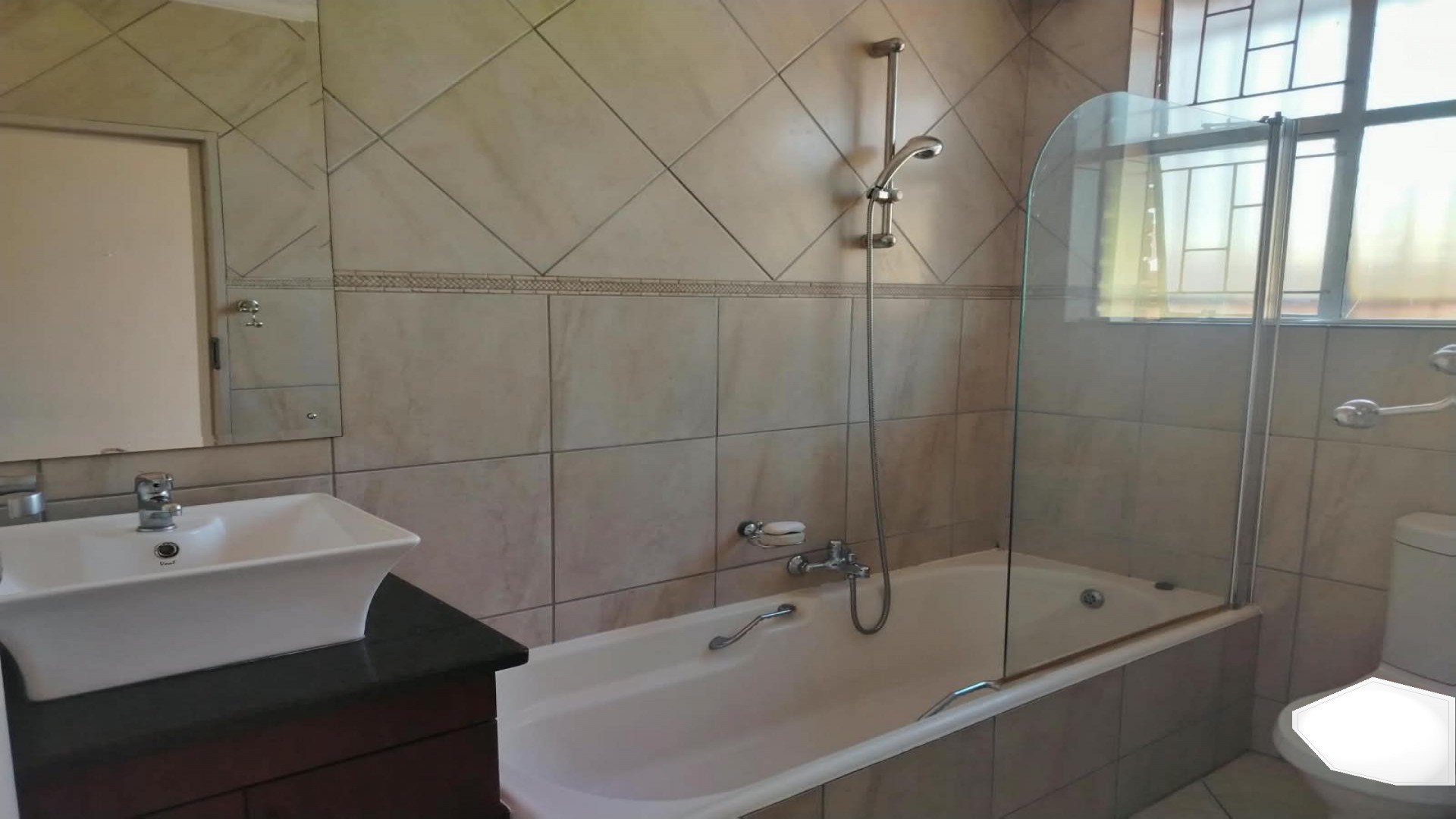 Bathroom 2 of property in Maroelana