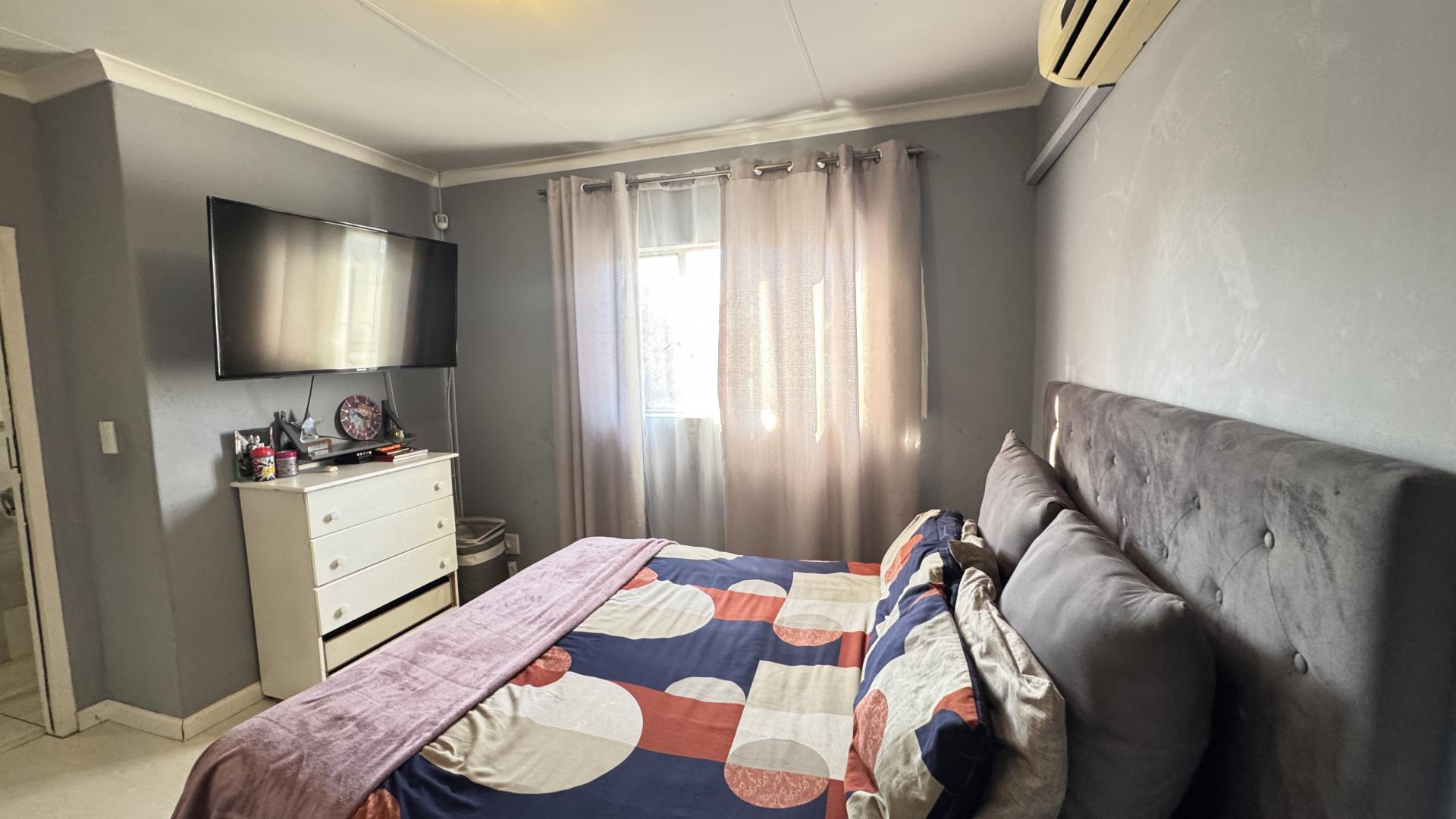 Main Bedroom of property in Noordwyk