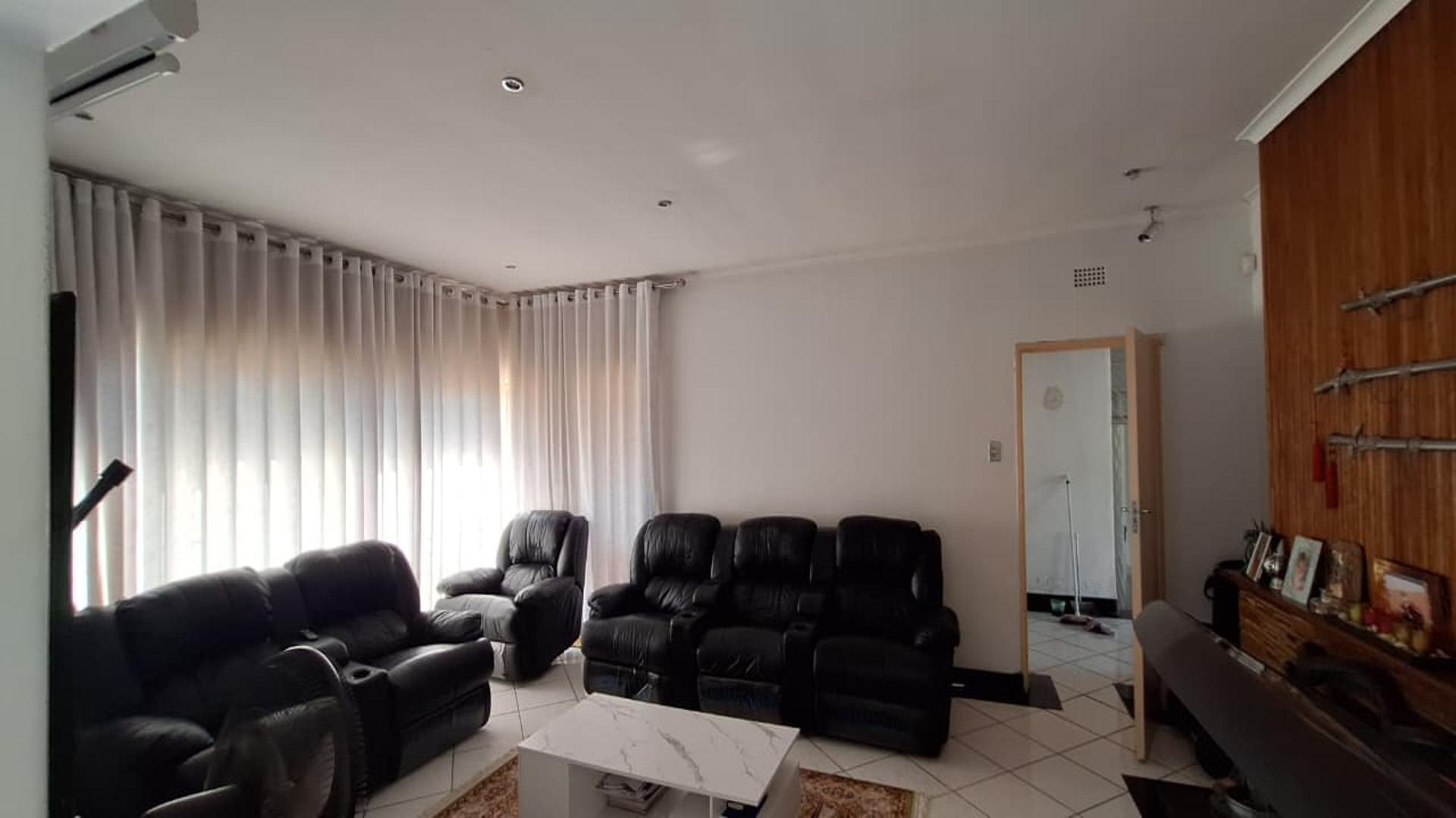 Lounges - 28 square meters of property in Kew