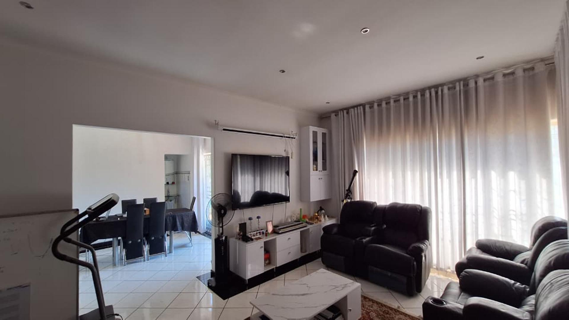 Lounges - 28 square meters of property in Kew