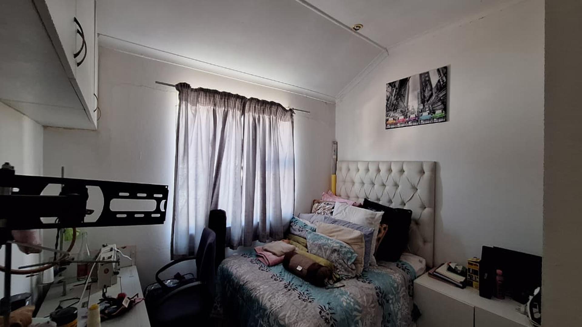 Bed Room 1 - 9 square meters of property in Kew