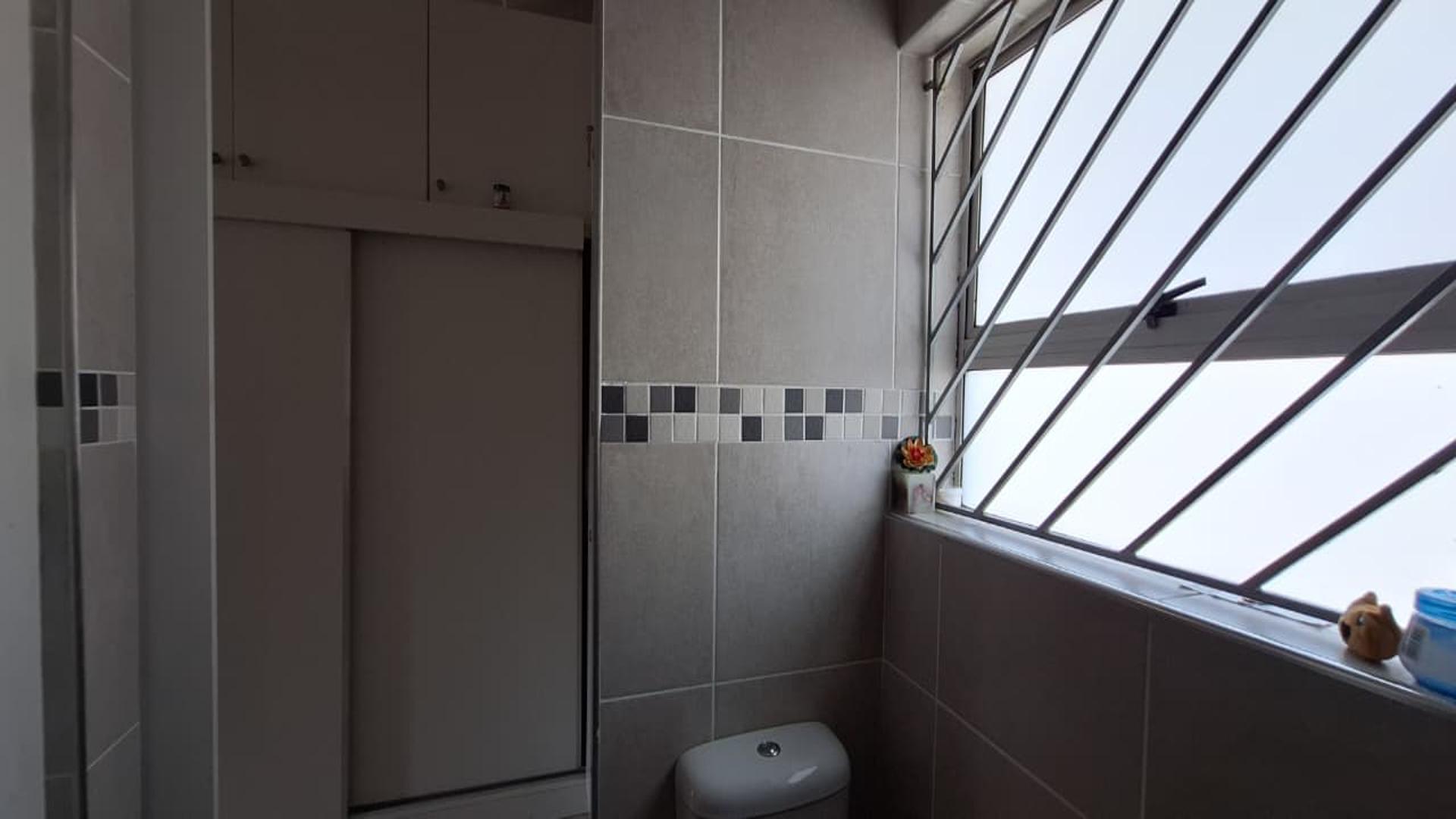 Main Bathroom - 5 square meters of property in Kew
