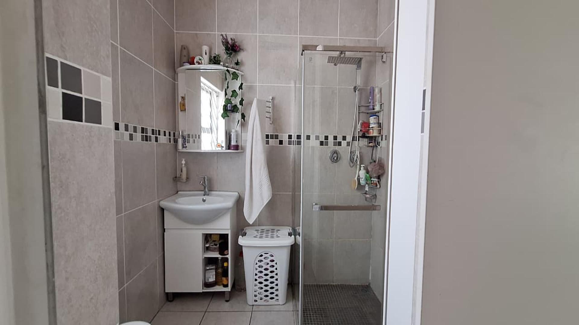 Main Bathroom - 5 square meters of property in Kew