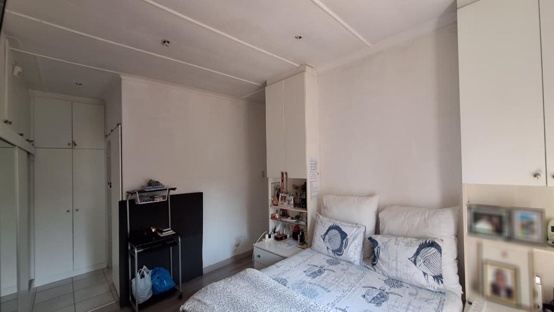 Main Bedroom - 24 square meters of property in Kew