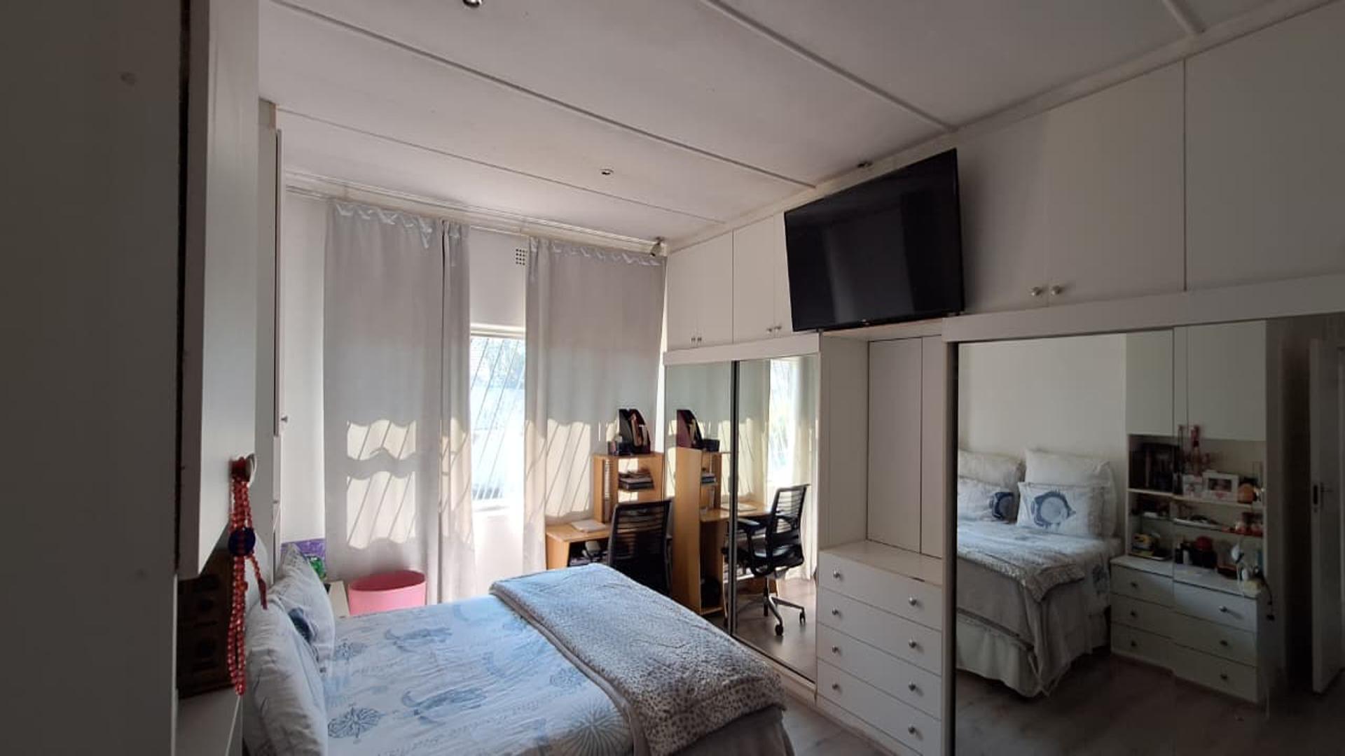 Main Bedroom - 24 square meters of property in Kew