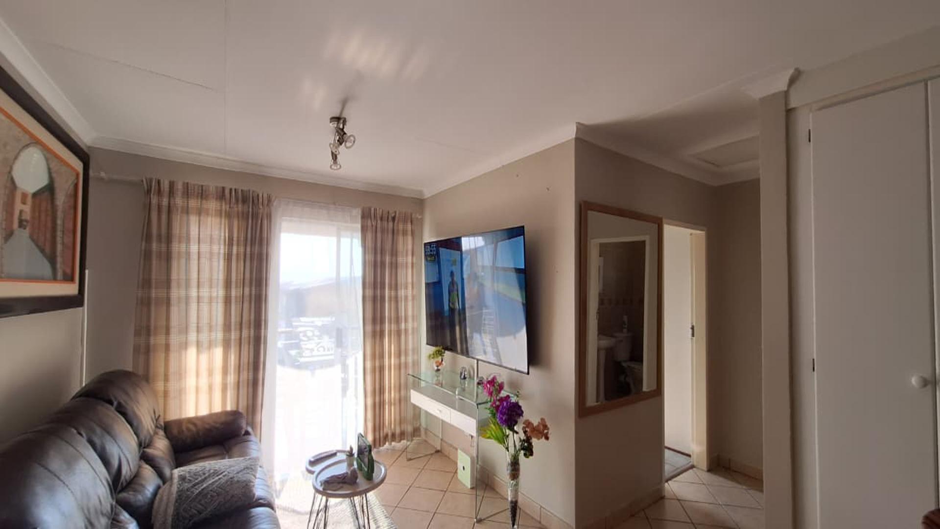 Lounges - 18 square meters of property in Noordhang
