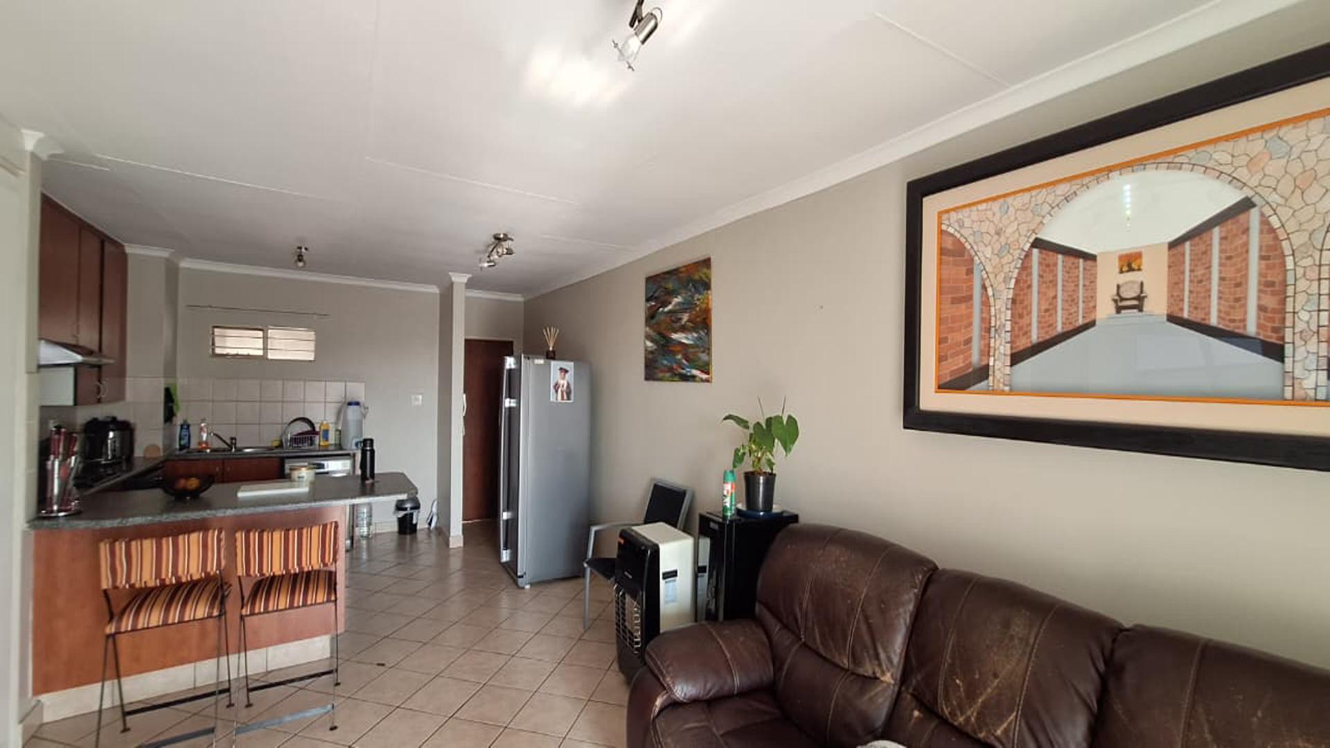 Lounges - 18 square meters of property in Noordhang