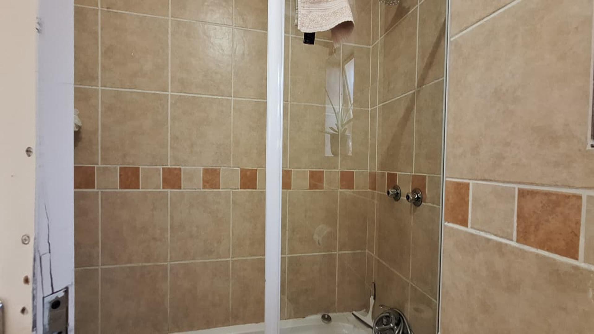 Bathroom 1 - 4 square meters of property in Noordhang