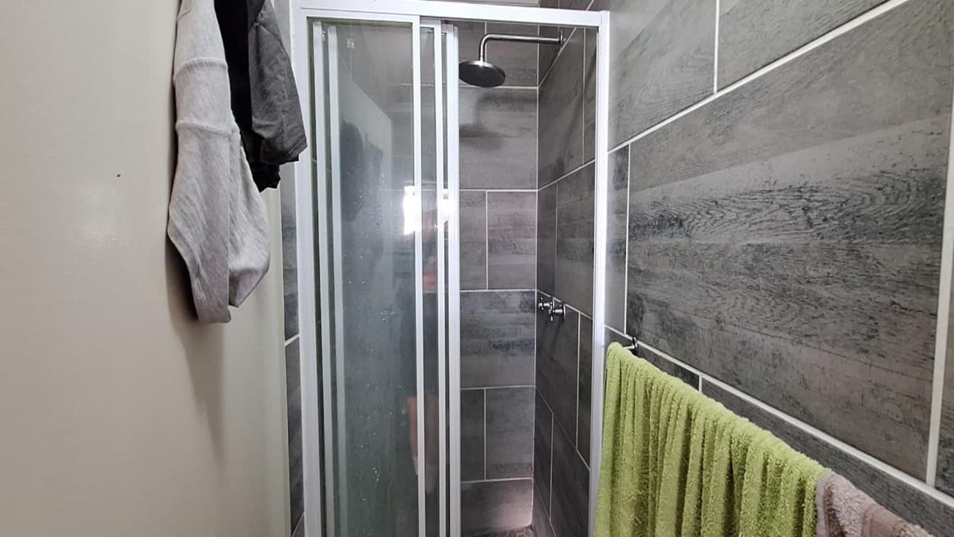 Main Bathroom - 4 square meters of property in Noordhang