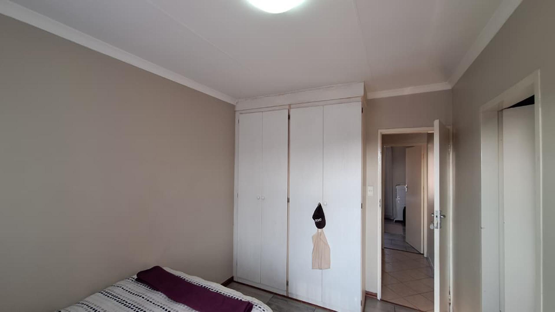 Main Bedroom - 13 square meters of property in Noordhang