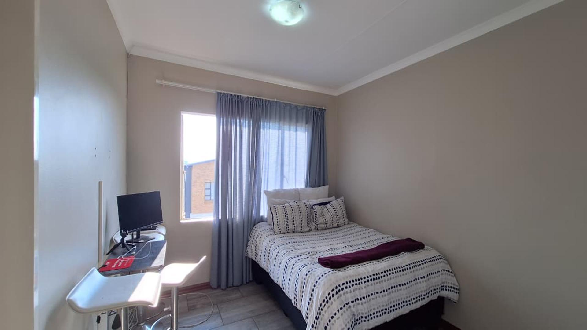 Main Bedroom - 13 square meters of property in Noordhang