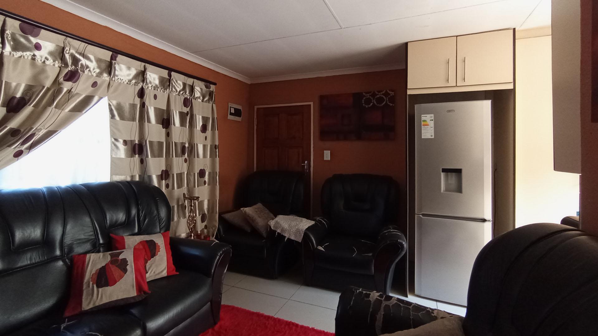 Lounges - 15 square meters of property in Mahube Valley