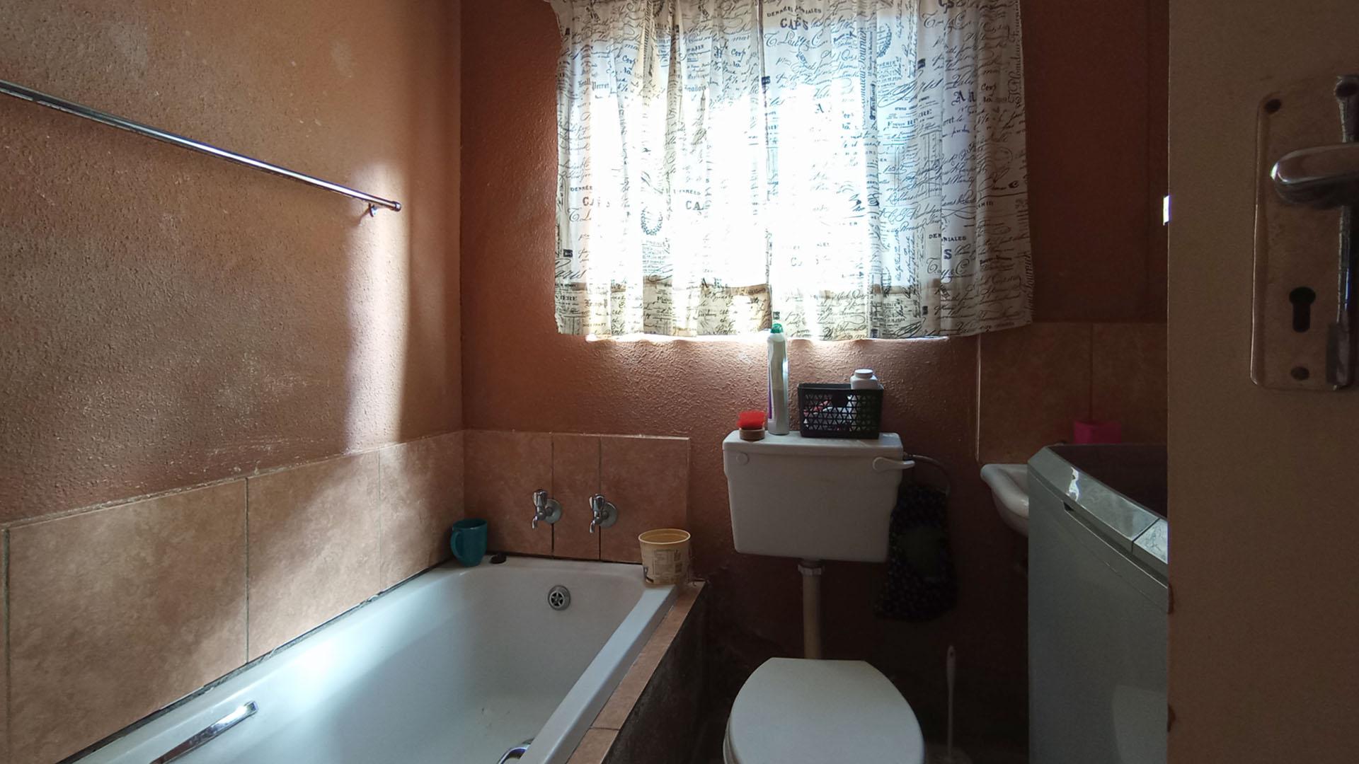 Bathroom 1 - 5 square meters of property in Mahube Valley