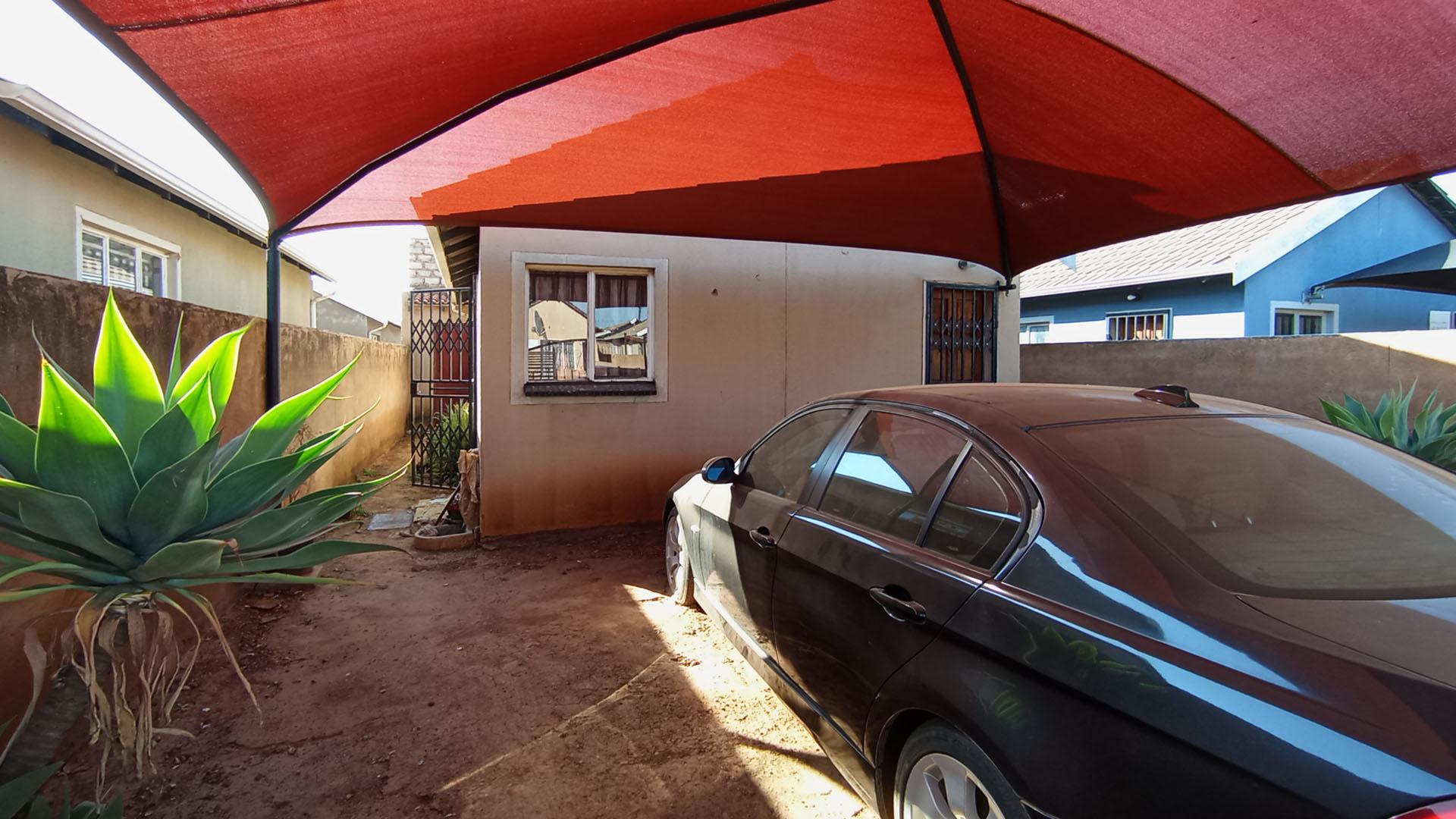Front View of property in Mahube Valley