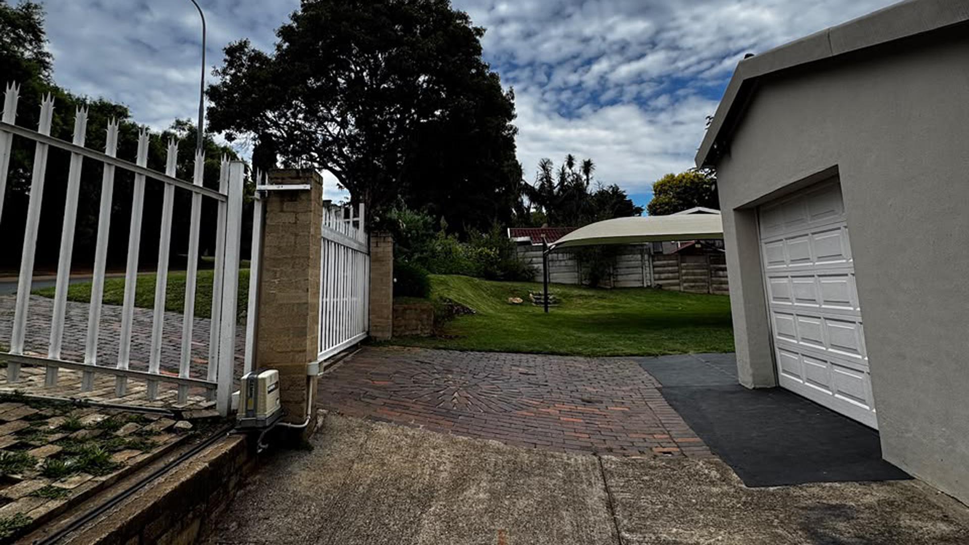 Front View of property in Weltevreden Park