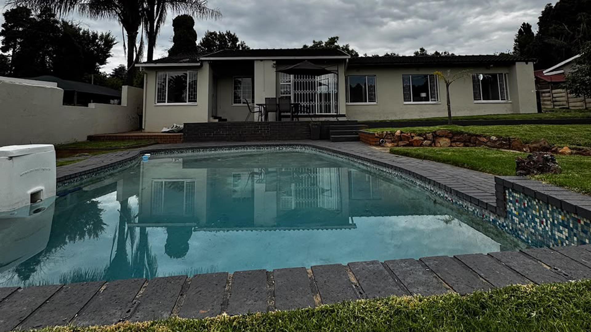 Swimming Pool of property in Weltevreden Park