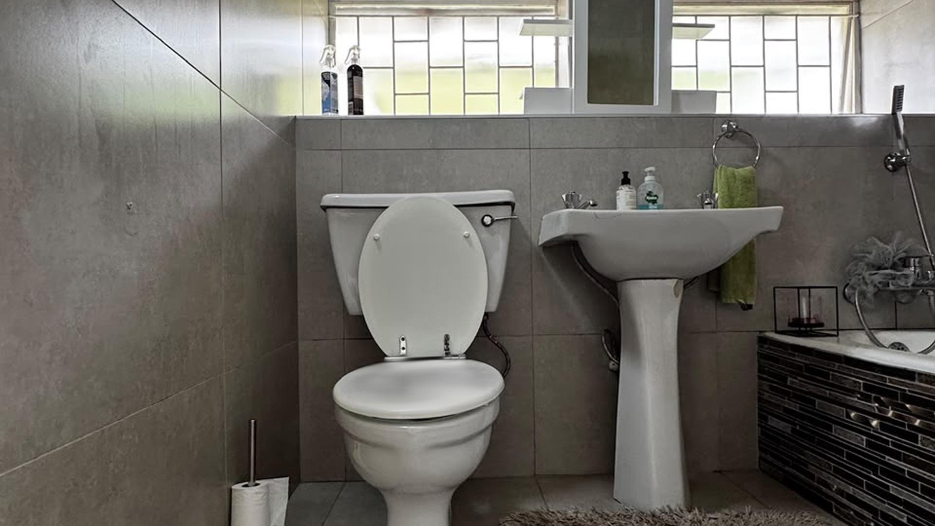 Bathroom 1 of property in Weltevreden Park